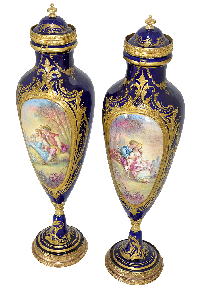 Paire De Vases En Porcelaine De S Vres Pendule Ancienne Et Objets D Art Xixe Et Xviiie Si Cle