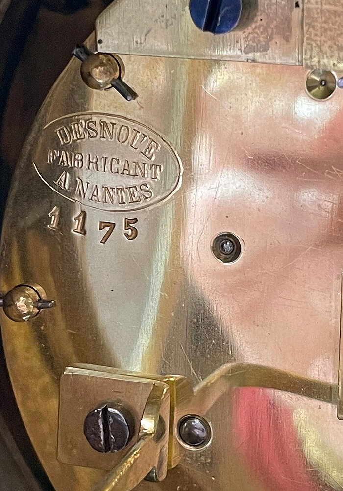 Grande Pendule en bronze doré signé DESNOUE (9)