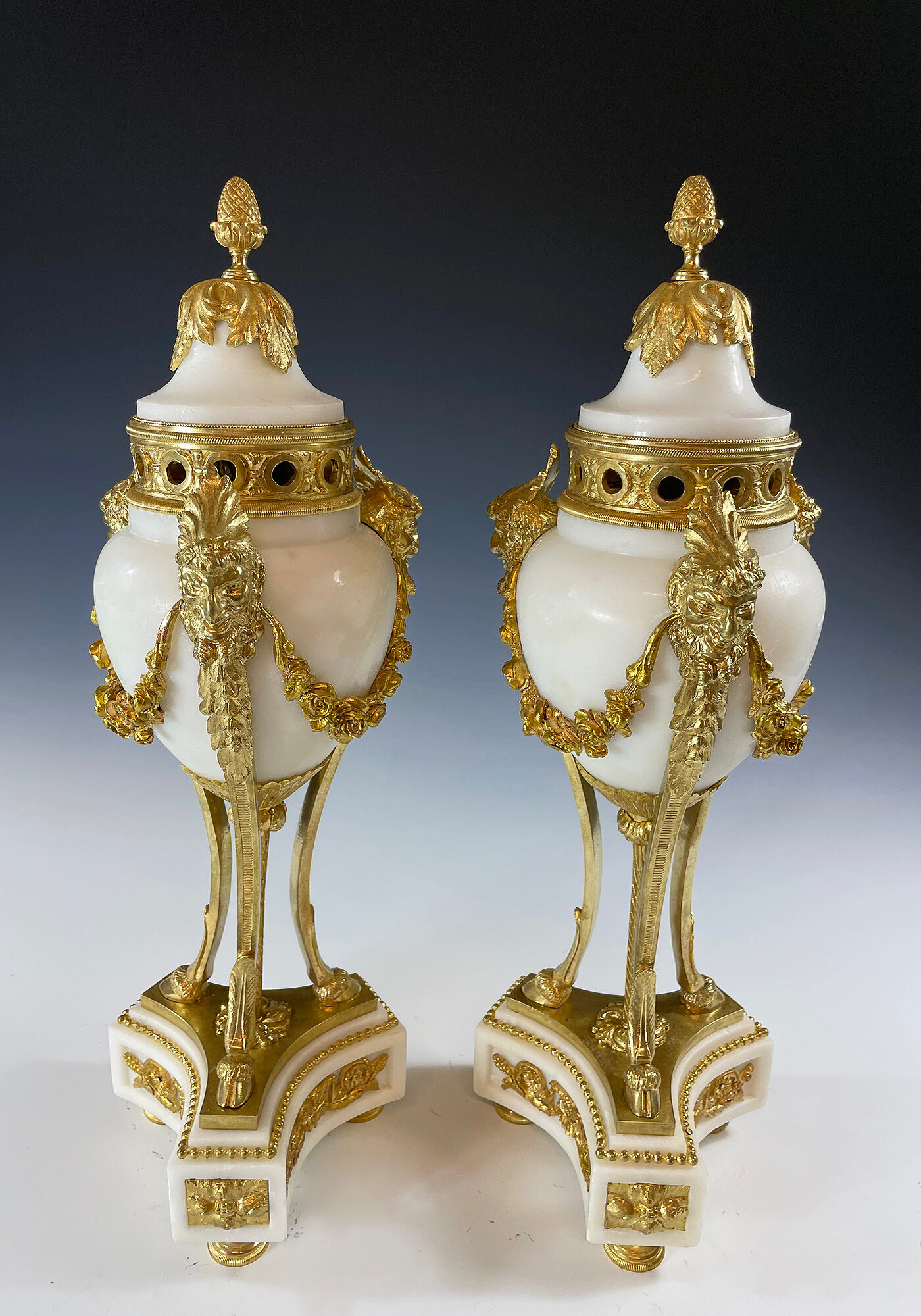 Paire de bougeoirs ou vases en bronze doré et marbre XIXème (1)