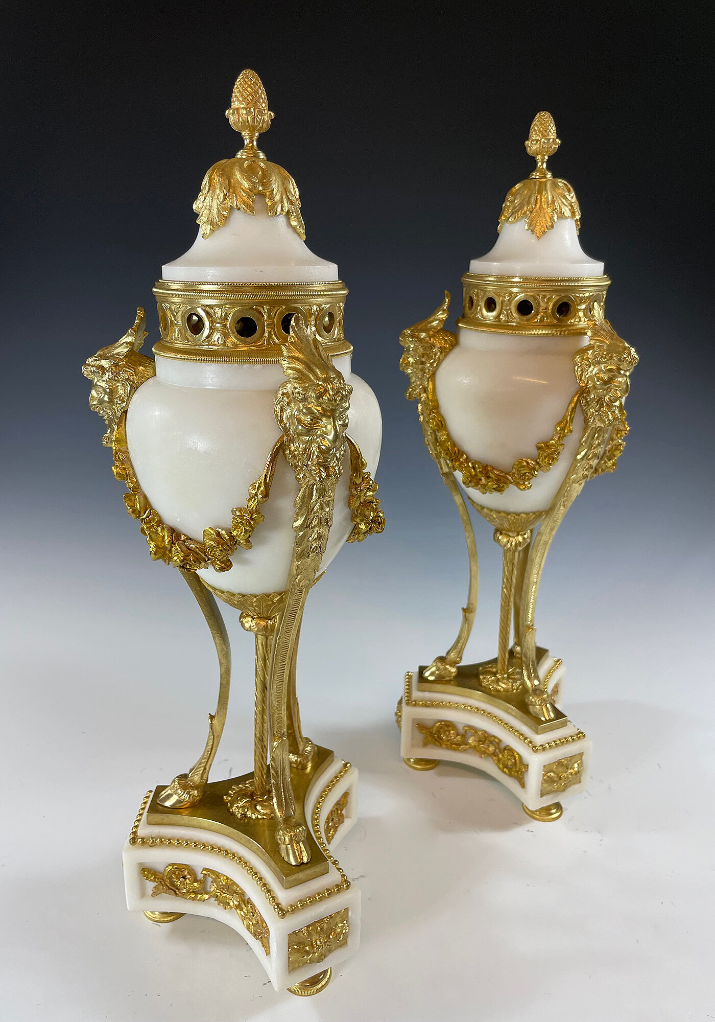 Paire de bougeoirs ou vases en bronze doré et marbre XIXème (2)