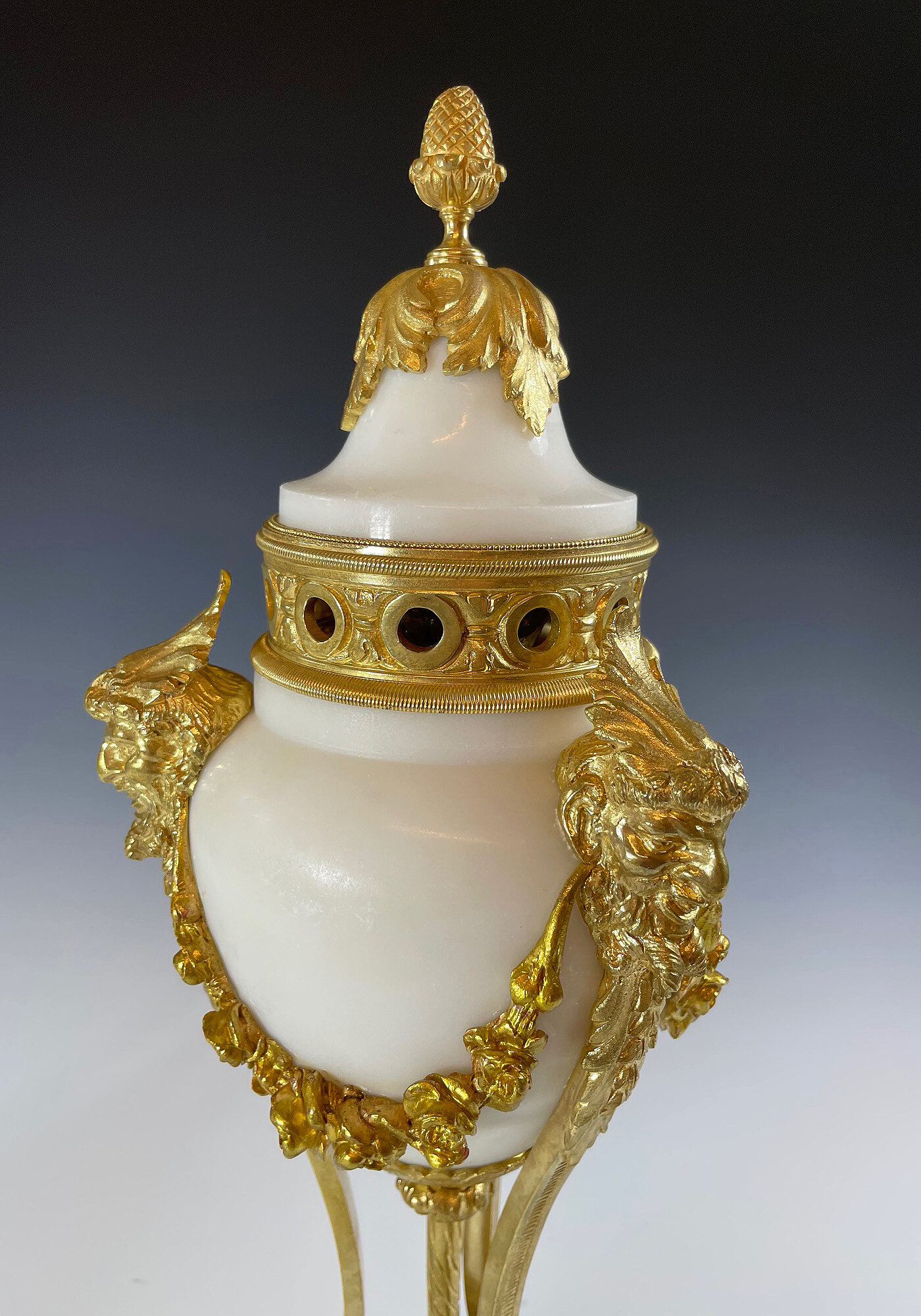 Paire de bougeoirs ou vases en bronze doré et marbre XIXème (3)