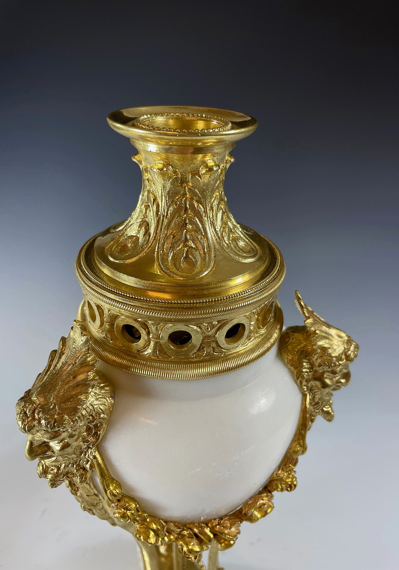 Paire de bougeoirs ou vases en bronze doré et marbre XIXème (5)