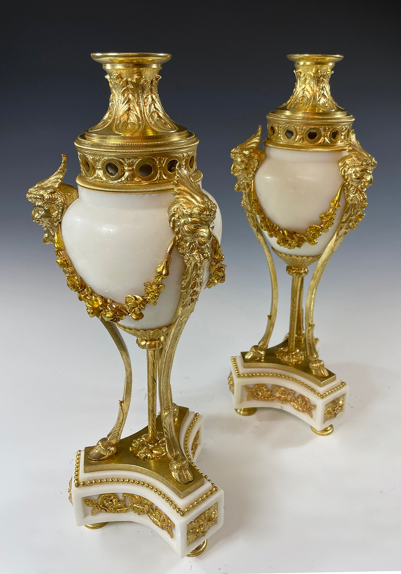 Paire de bougeoirs ou vases en bronze doré et marbre XIXème (6)