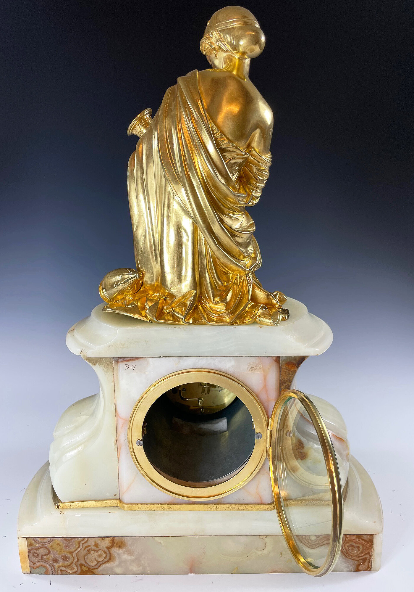 Pendule Allegories des Arts bronze doré et onyx (12)